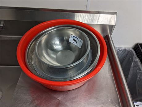Lot 44 - Colanders and mixing bowls