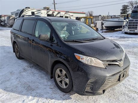 Lot 7131 - 2018 Toyota Sienna LE